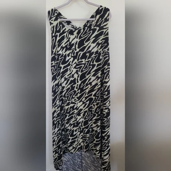 Chic Black and White Abstract Print Dress - Picture 2 of 16